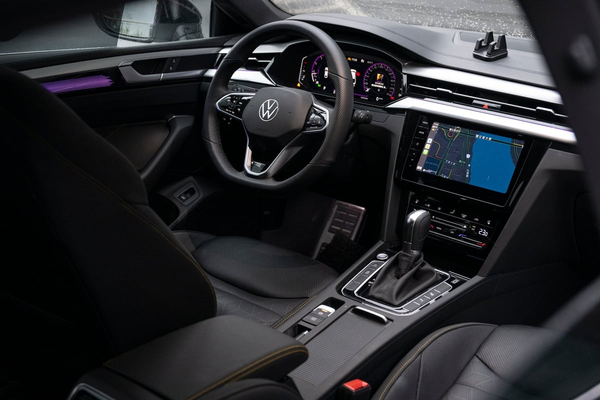 Modern interieur van de lesauto met overzichtelijk dashboard
