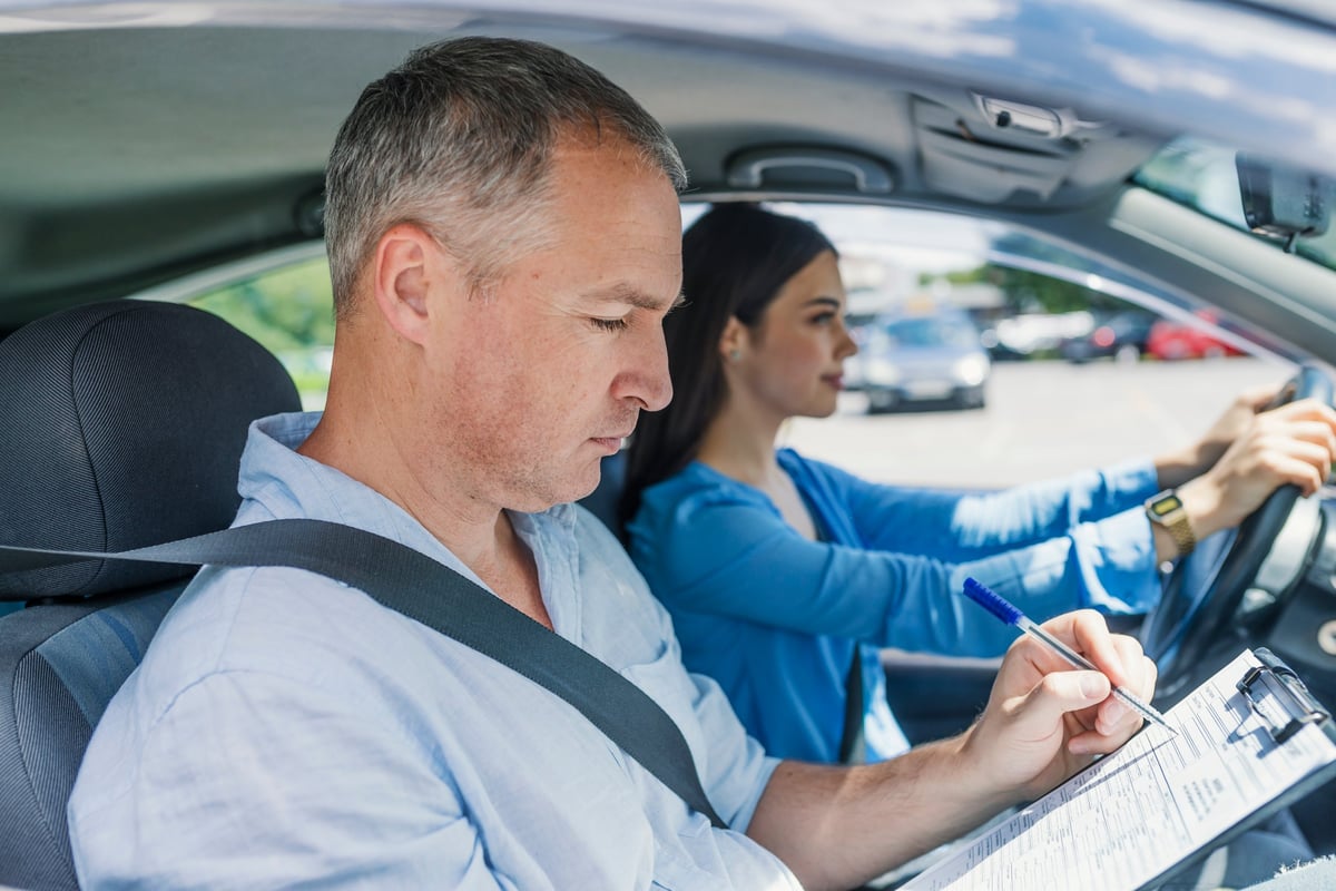 Rij-instructeur begeleidt een leerling tijdens een rijles in de lesauto